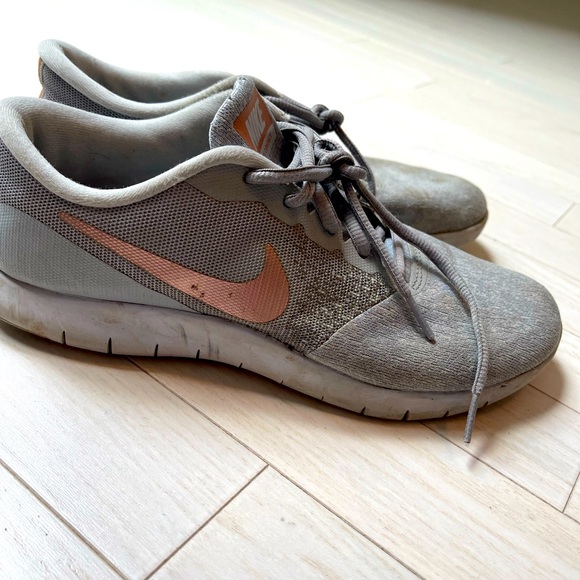 Nike Women’s Sneakers in Size 8.5 - Picture 1 of 3